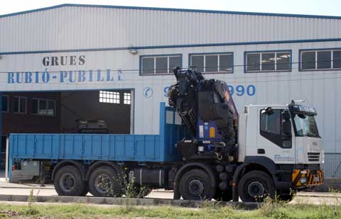 Camió amb grua autocarregant per al transport de materials i mercaderies