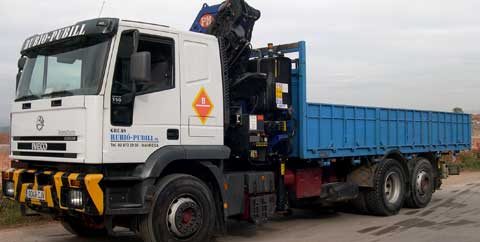 Camió amb grua autocarregant per trasllat de mercaderies i materials