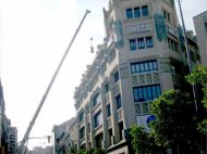 Grúa de soporte de obras en el edificio Jorba de Manresa