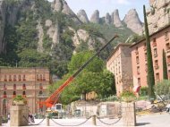 Treballs de rehabilitació amb grues autopropulsades a Montserrat