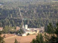 Treballs amb grues en la remodelació de Sant Benet de Bages